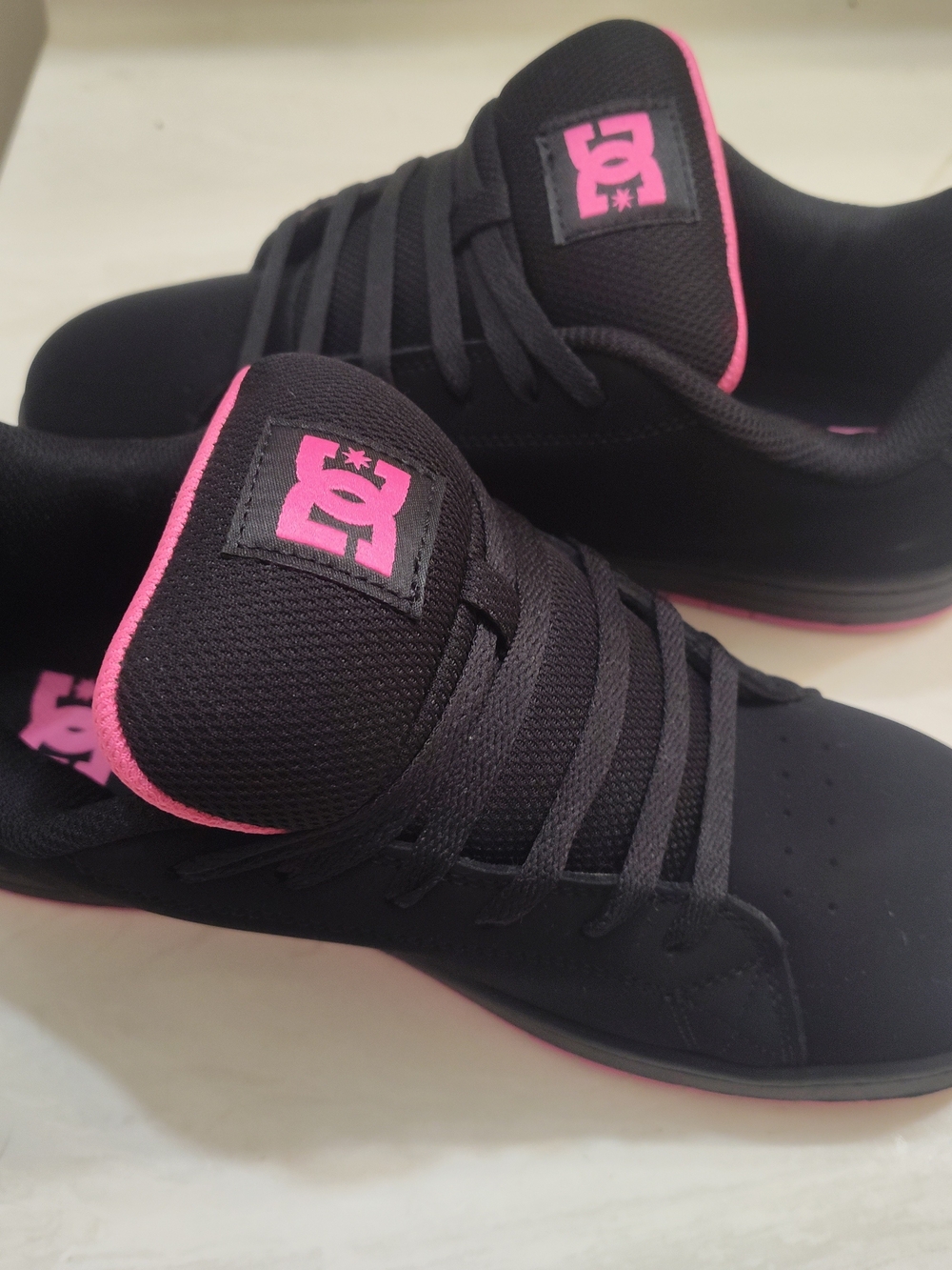 Women's DC Size 11 - Picture 2 of 4